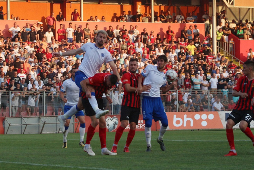 PL BiH: Burno u Zenici, flašama na trenera Želje!