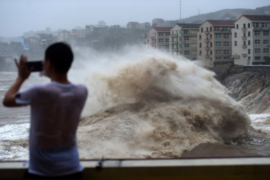Тајфун погодио Кину, 18 погинулих, 14 несталих