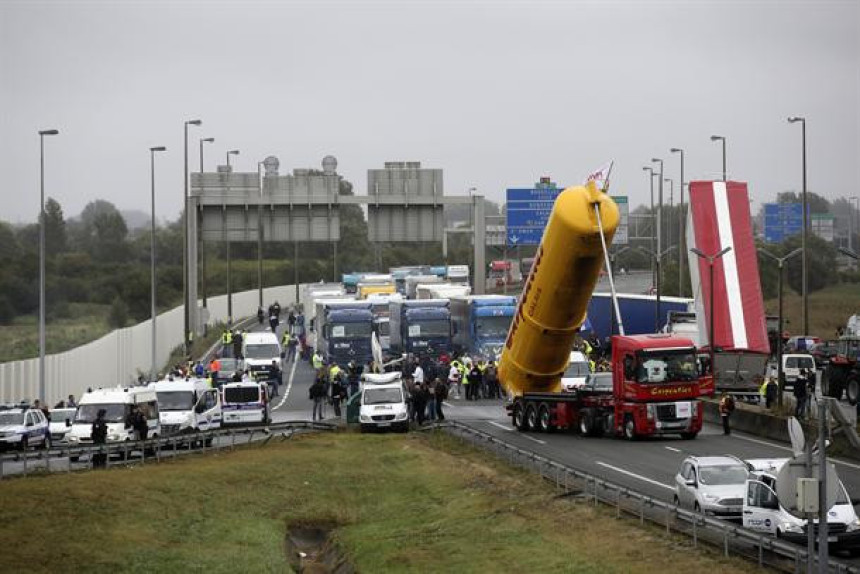 A pljuvali su Mađare: I Britanija gradi zid!