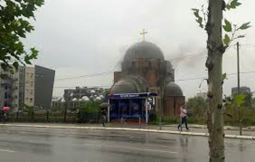 Подметнут пожар у храму у Приштини