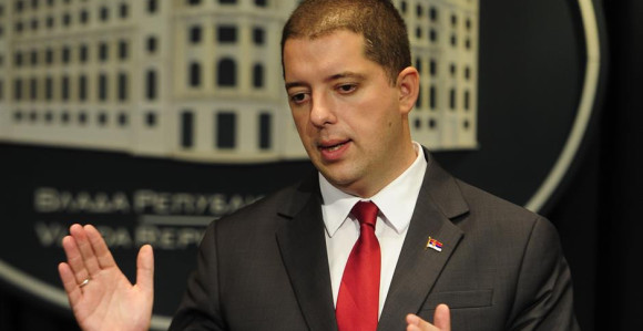 Vlada koja zavisi od glasova Srba