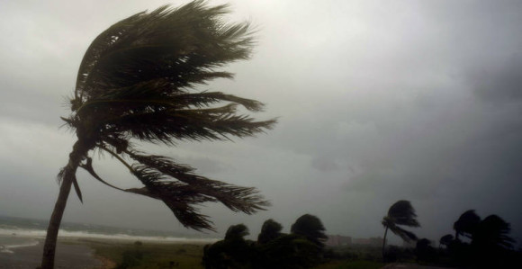 Uragan stigao, vjetrovi sve jači