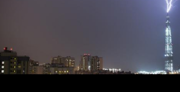 Video udara groma u zgradu