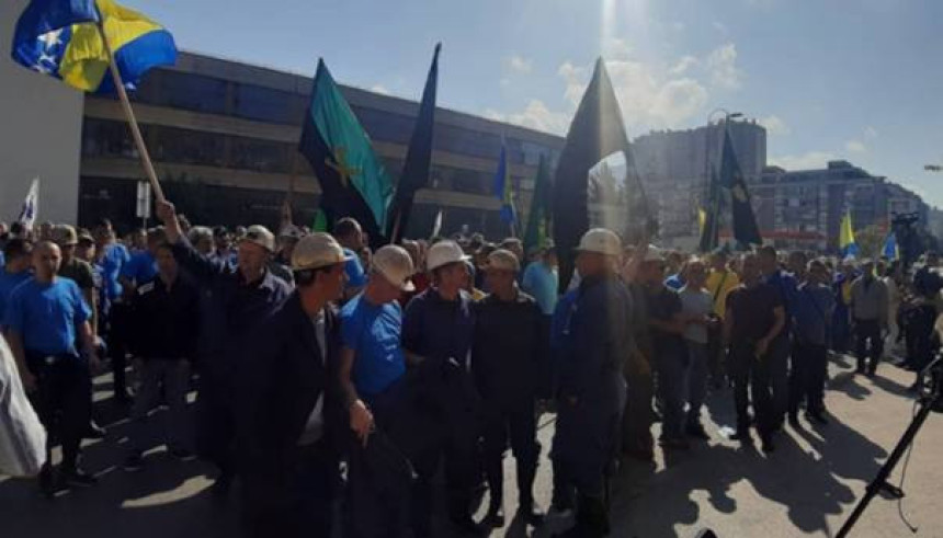 Rudari blokirali saobraćaj ispred zgrade Vlade