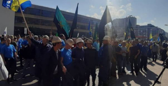 Rudari blokirali saobraćaj ispred zgrade Vlade 