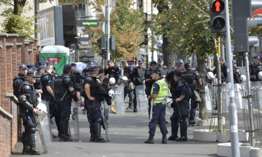 Izboden policajac ispred svoje kuće