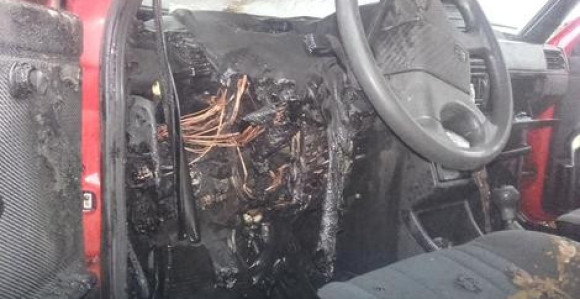 Vatra buknula, a u autu bili žena i djeca
