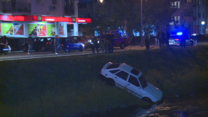 Automobil sletio u kanal