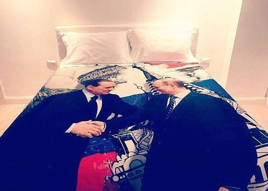 Берлускони Путину поклонио специјалну постељину