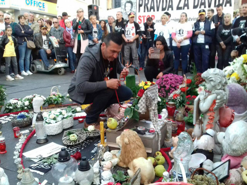Građana sve više na Trgu Krajine