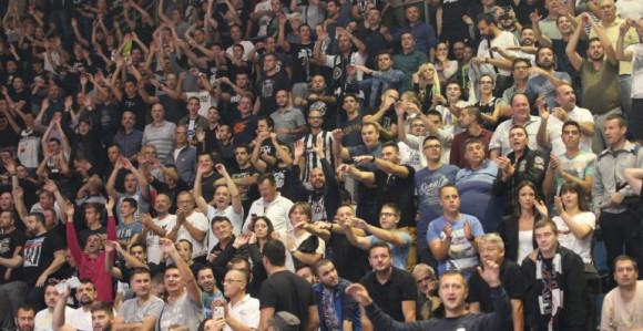 Porodični odnosi u Pioniru i transparent Rusa...