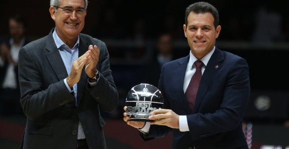 EL: Itudisu uručena nagrada za najboljeg trenera!