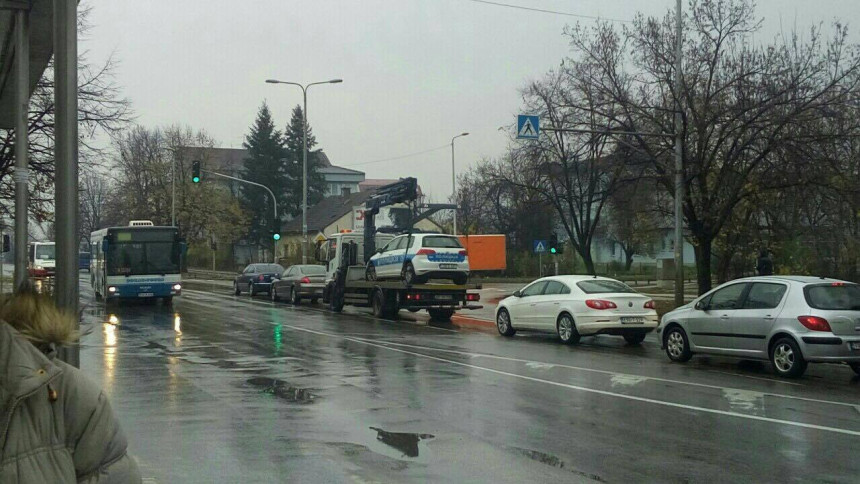 Pauk 'digao' policijsko vozilo u Banjaluci