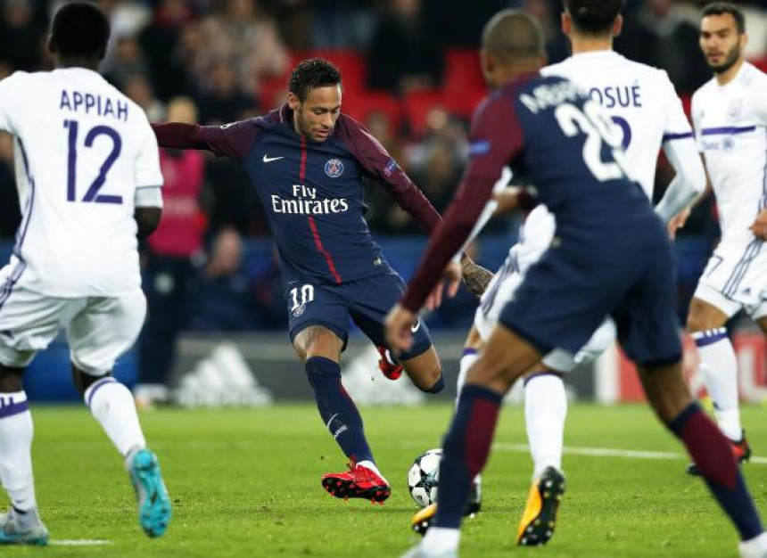 Нејмар питао играче Барсе да га приме назад!