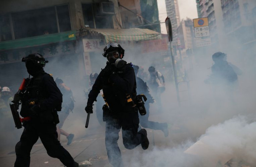 Ponovo suzavac, neredi i hapšenja u Hongkongu