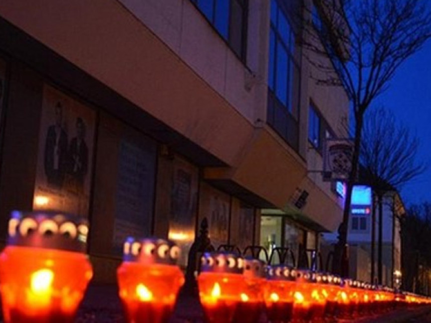 Banjalučani palili svijeće ispred banke