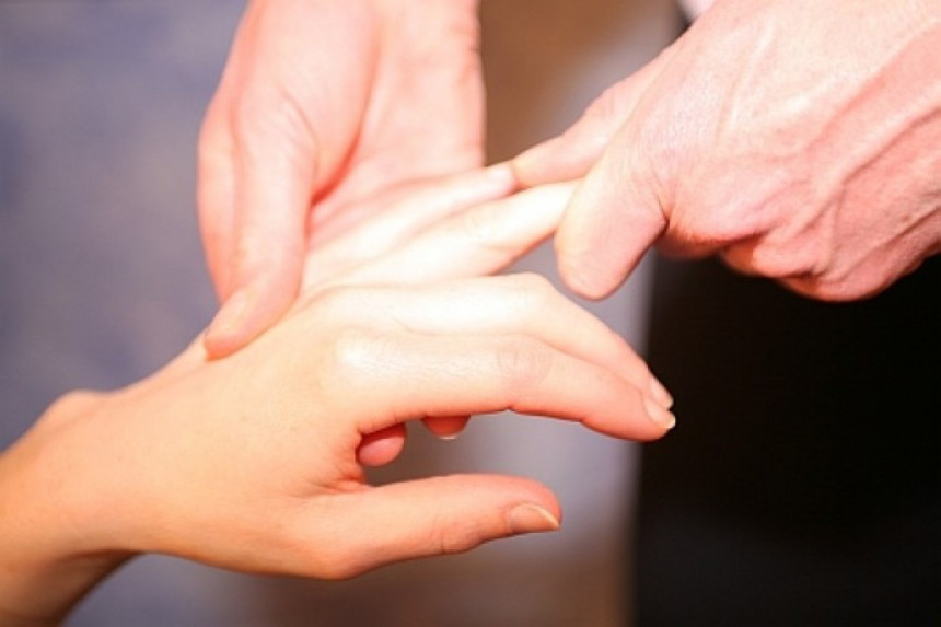 Da li je “pucketanje“ prstima zaista štetno?