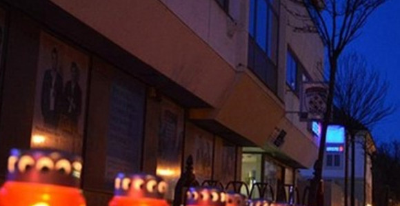 Banjalučani palili svijeće ispred banke