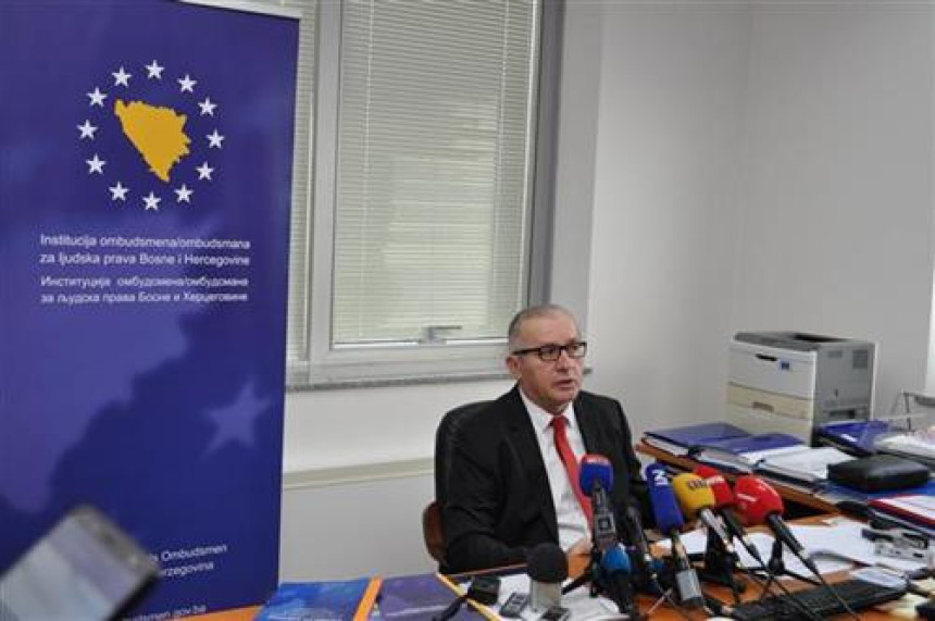 Nejasan zakon o upotrebi zastave