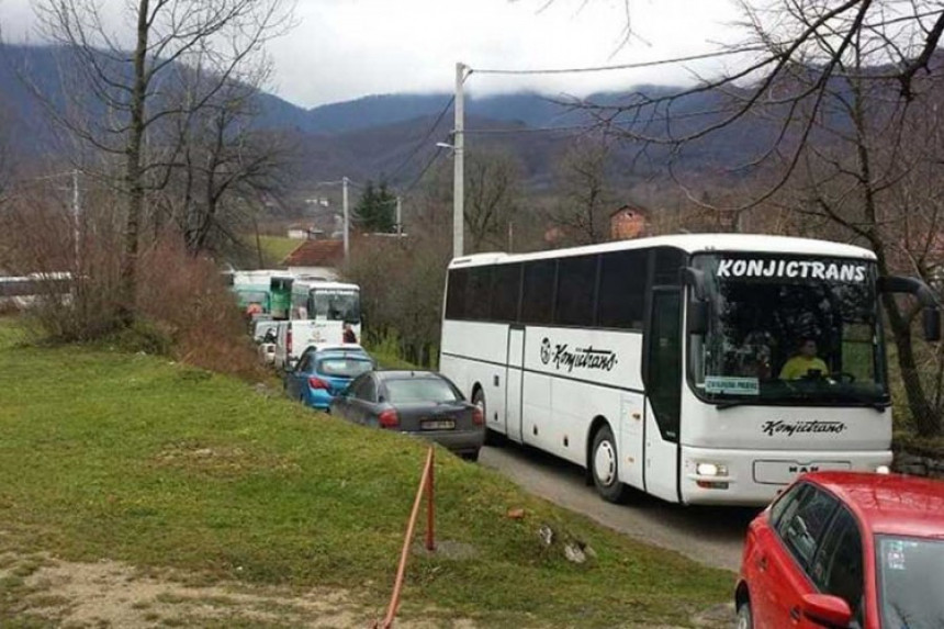 Prvi autobus s migrantima napustio Vučjak