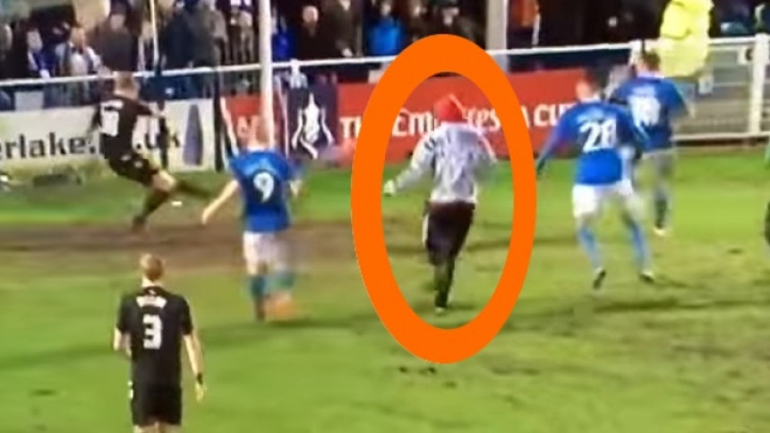 Видео: Комедија! Утрчао на терен и замало дао гол!