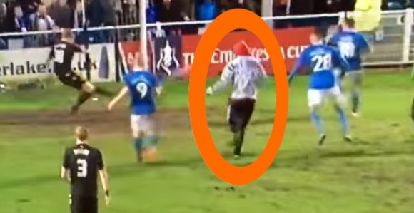Video: Komedija! Utrčao na teren i zamalo dao gol!