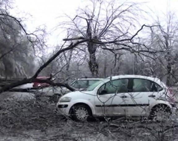 Вјетар чупао дрвеће из корјена у Бањалуци