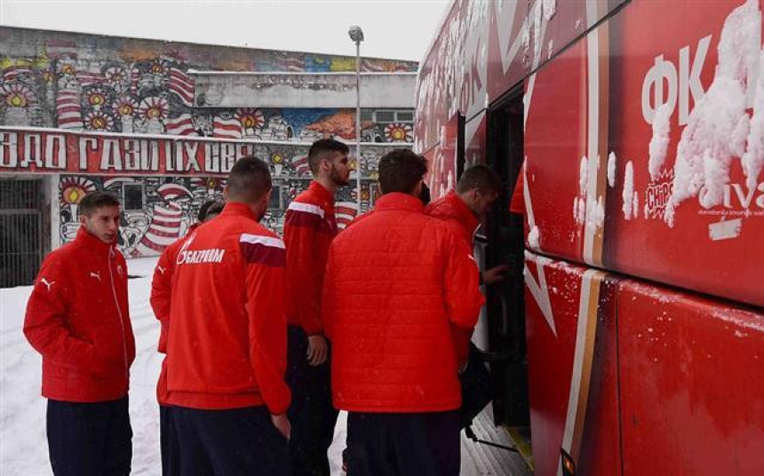 Звезда кренула за Словенију - у аутобусу 33 играча!