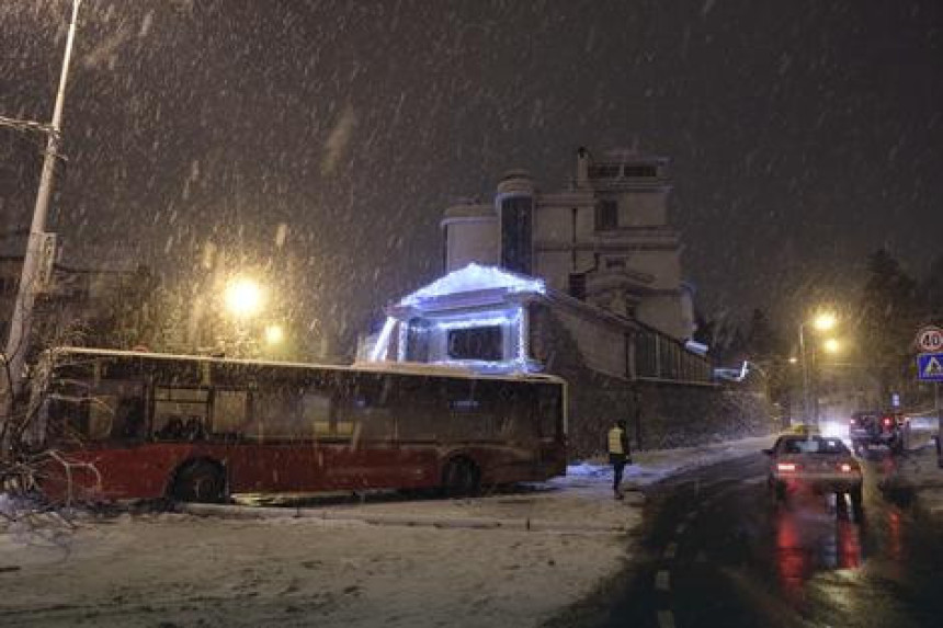 Autobus se zakucao u Cecinu kuću!