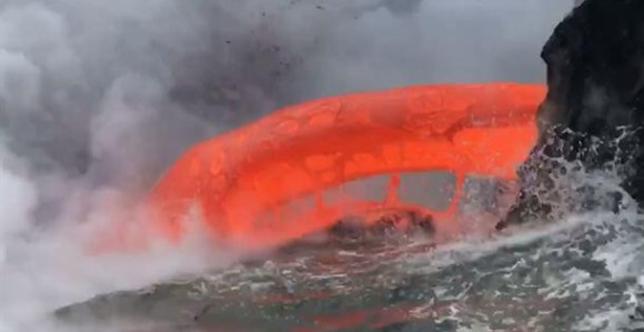 Spektakl prirode: Lava šiklja u more