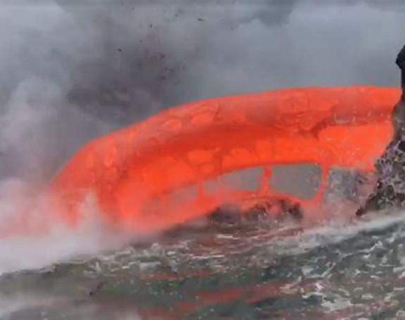 Spektakl prirode: Lava šiklja u more