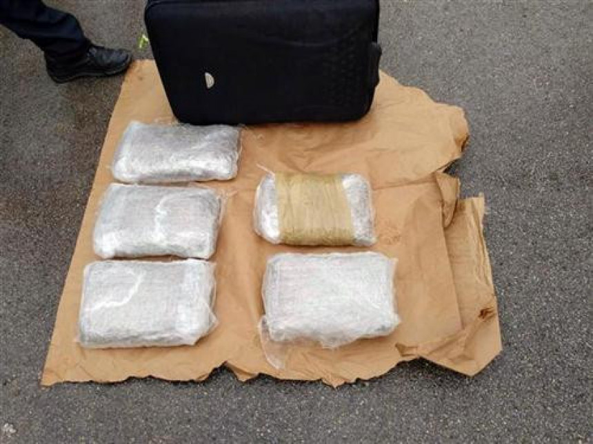 Policija našla pet paketa droge