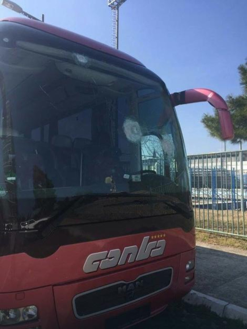 Каменован аутобус кошаркаша из Скопља