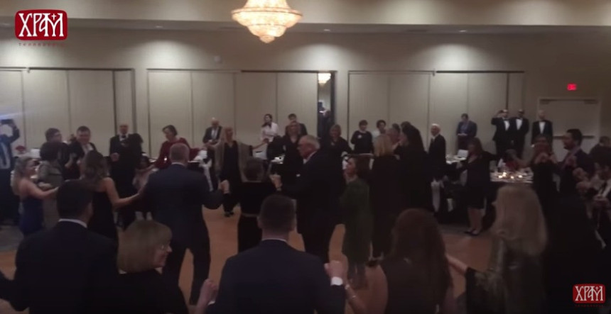 I premijerka se uhvatila u kolo!