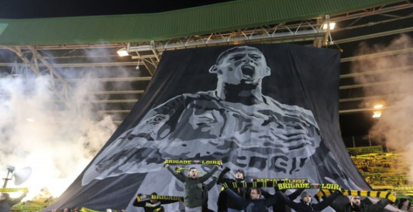 FRA: Igrači Nanta u crnim majicama odali počast Sali...
