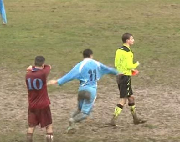 Видео: Сеоски фудбал на италијански начин!