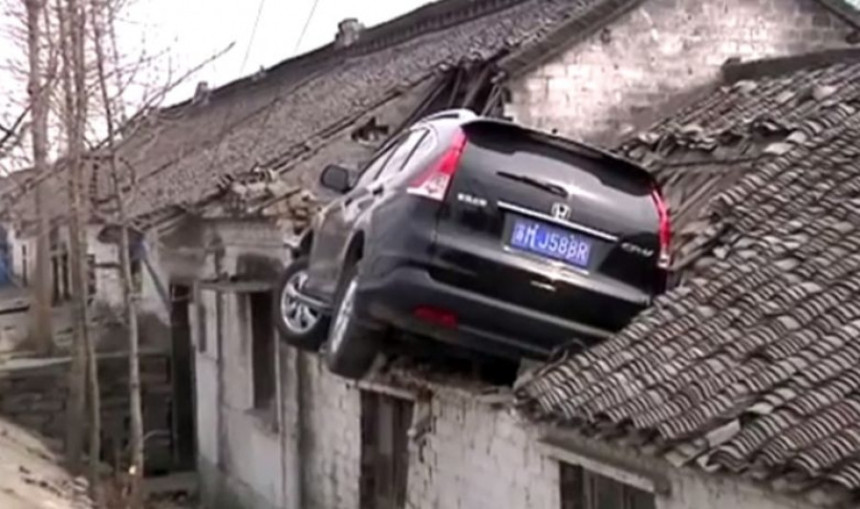 Vozilom sletio i završio na krovu