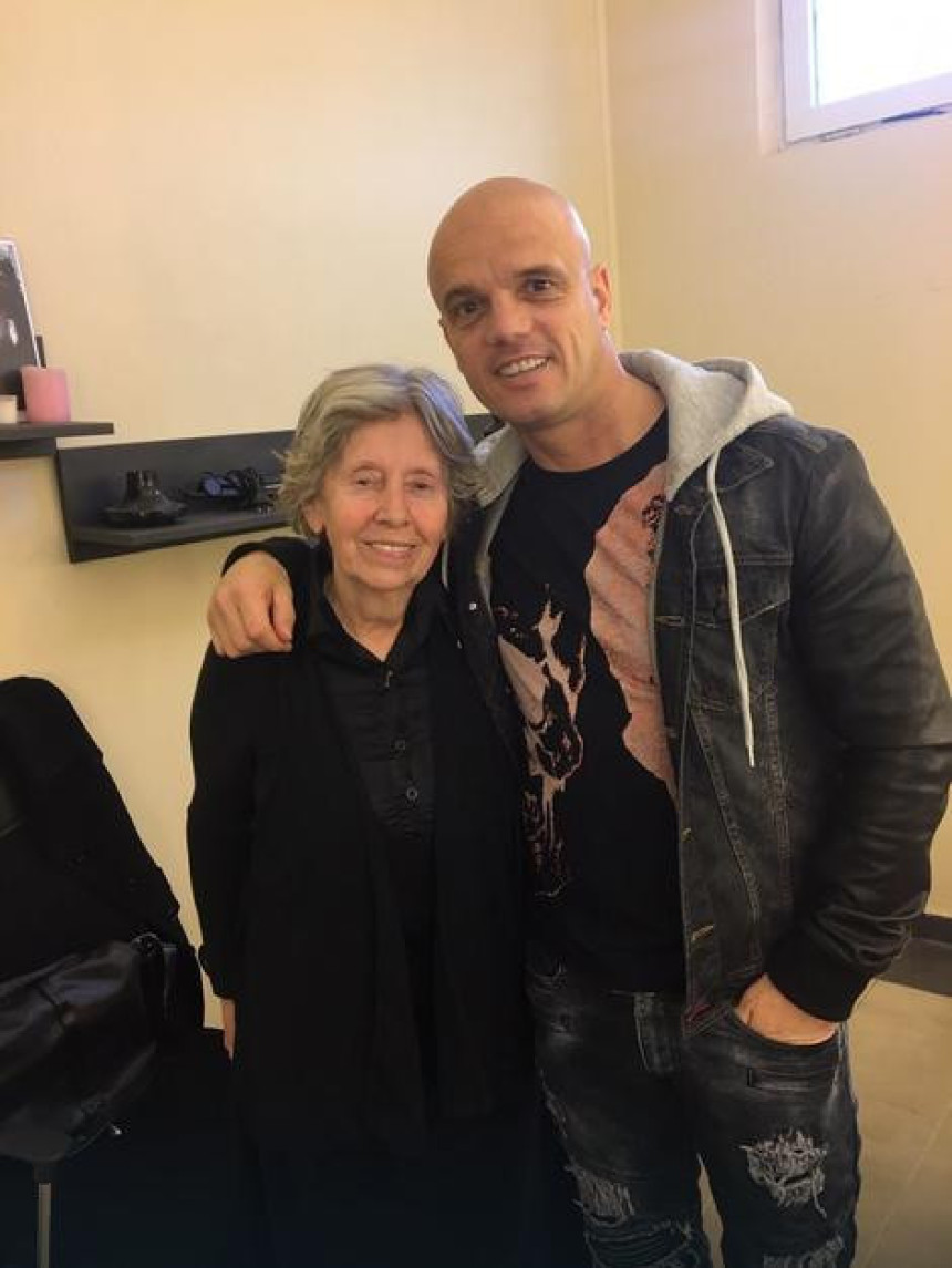 Eva Ras u ulozi majke folk pjevača