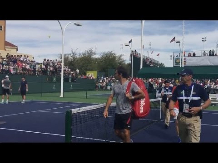 Federer kao "skupljač loptica" na treningu Novaka!