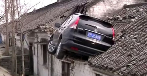 Vozilom sletio i završio na krovu 