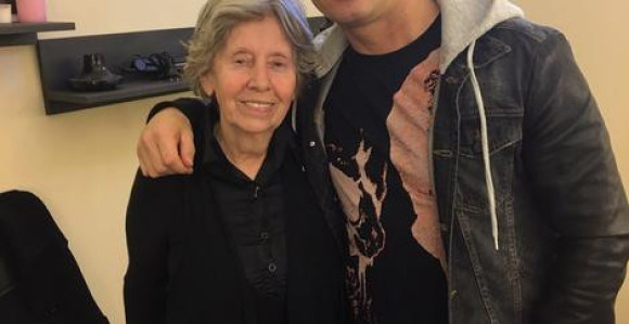 Eva Ras u ulozi majke folk pjevača