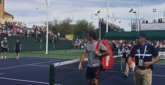 Federer kao "skupljač loptica" na treningu Novaka!