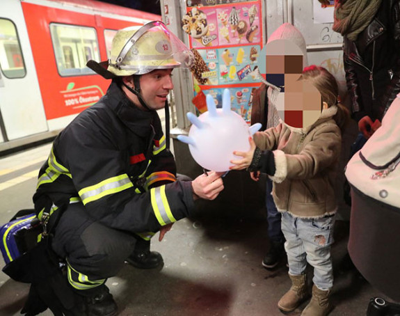Suzavac u metrou punom putnika
