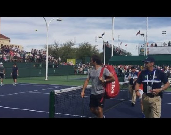 Federer kao "skupljač loptica" na treningu Novaka!