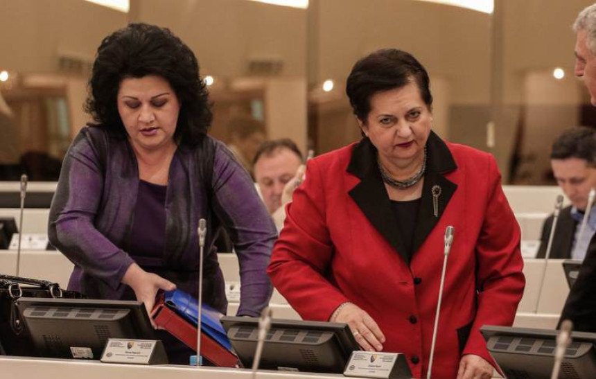 Poslanicima SNSD-a plate za nerad