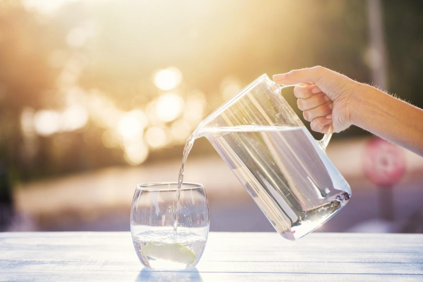 Kada treba da pijete toplu, a kada hladnu vodu da biste smršali?