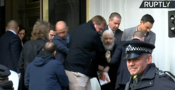 Ухапшен Асанж у амбасади Еквадора