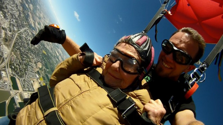 Skočila padobranom za 90. rođendan 