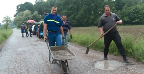 Laktaši: Mještani sami renoviraju put