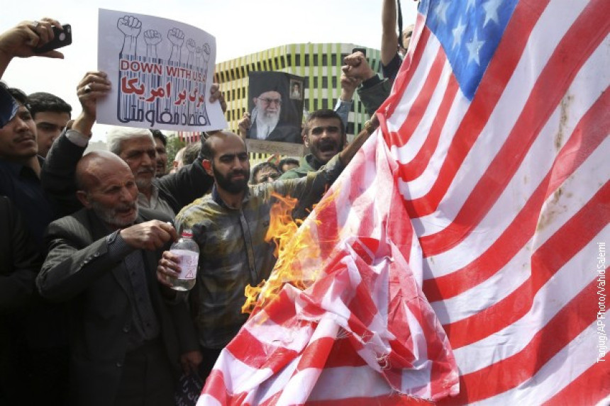 Protest: Gore američke zastave